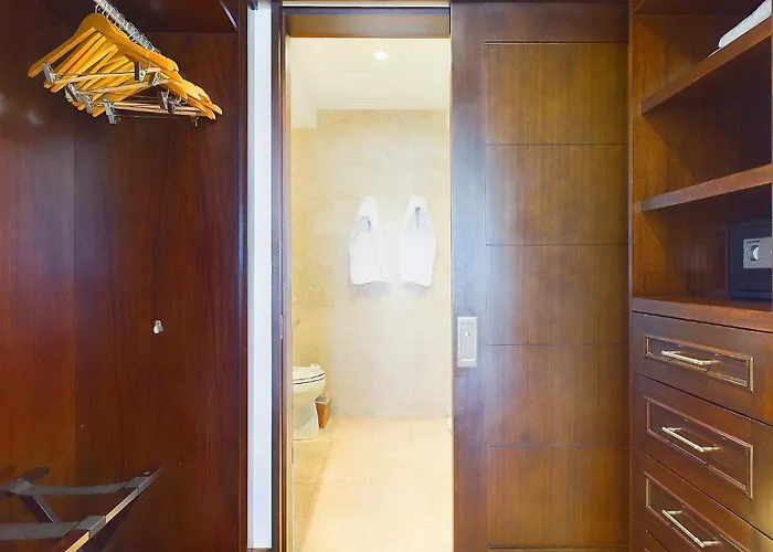Apartment 360 Splendor 208a- Ocean View Condo, Breakfast *